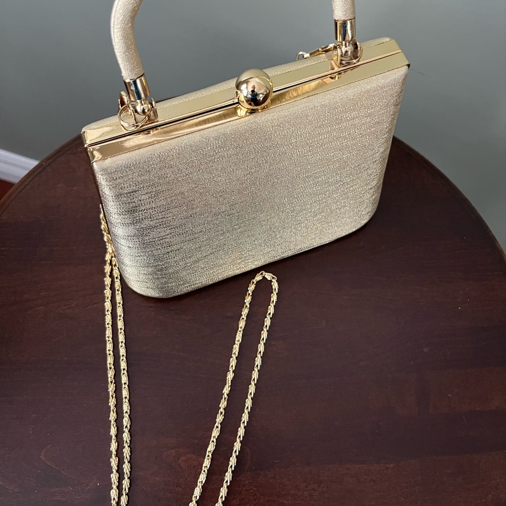 Source Unknown Gold Metallic Clutch with Chain
